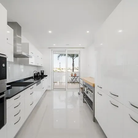 Luxury 2 Bed Apartment, Porto De Mos, 550m From * Lagos
